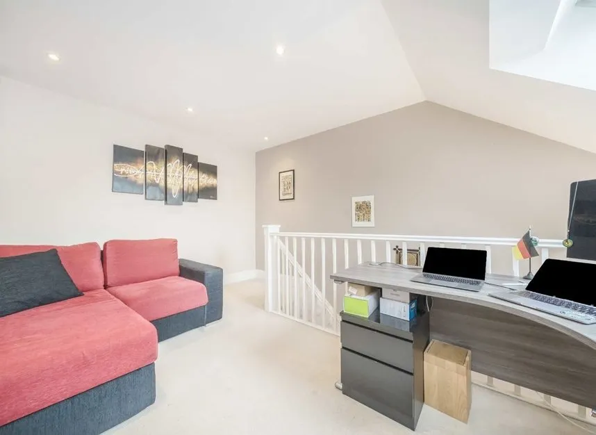 High Street, Brentford, TW8, photo 6