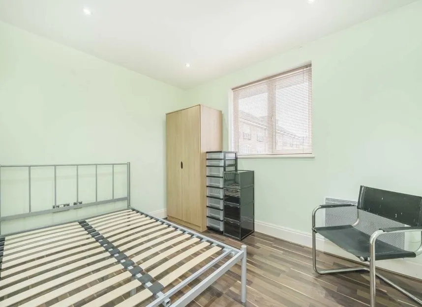 High Street, Brentford, TW8, photo 7