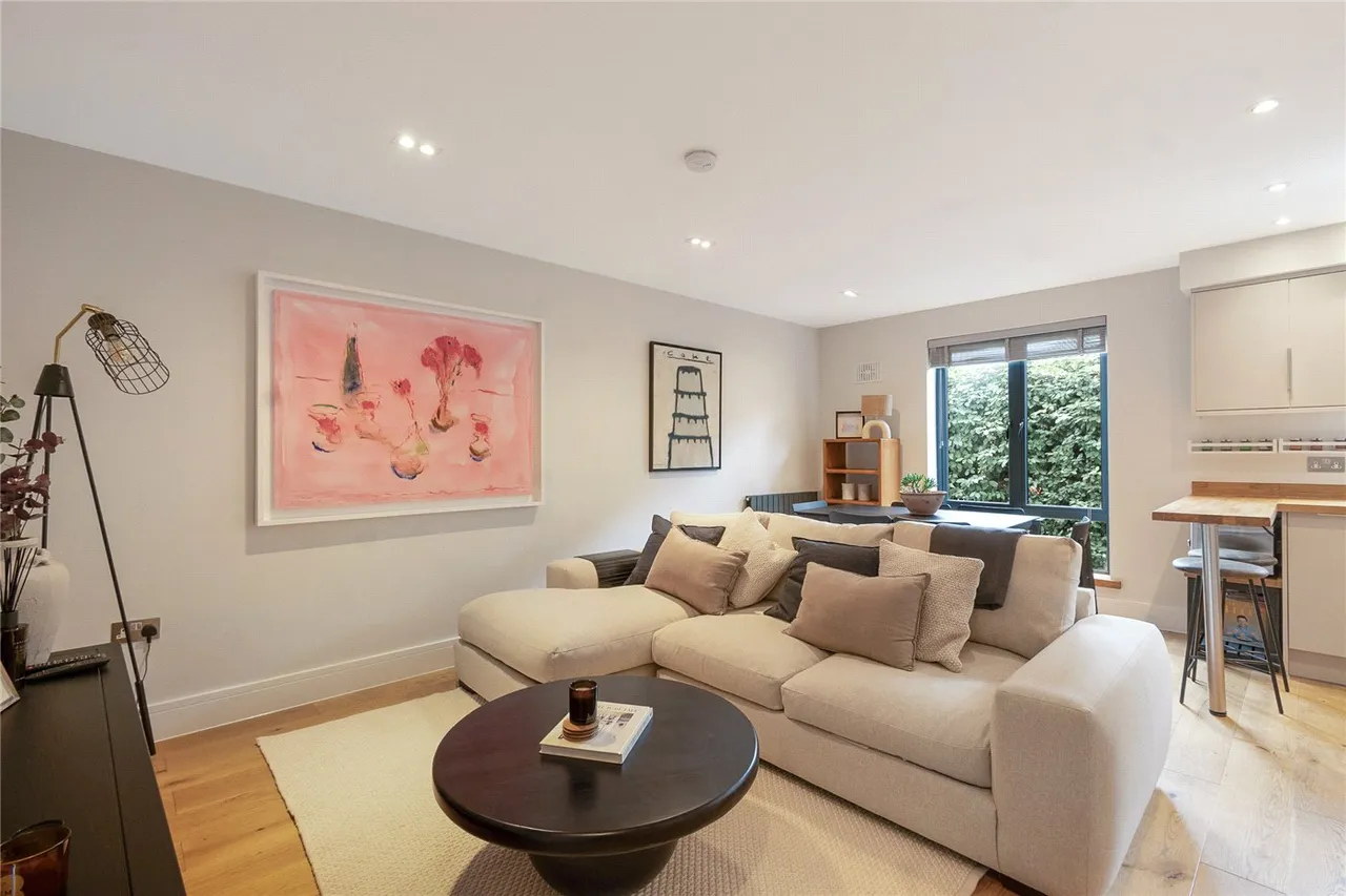 Tiffany, 67 Oakhurst Grove, East Dulwich, London, SE22, photo 2