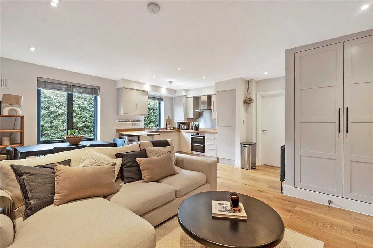 Tiffany, 67 Oakhurst Grove, East Dulwich, London, SE22, photo 4