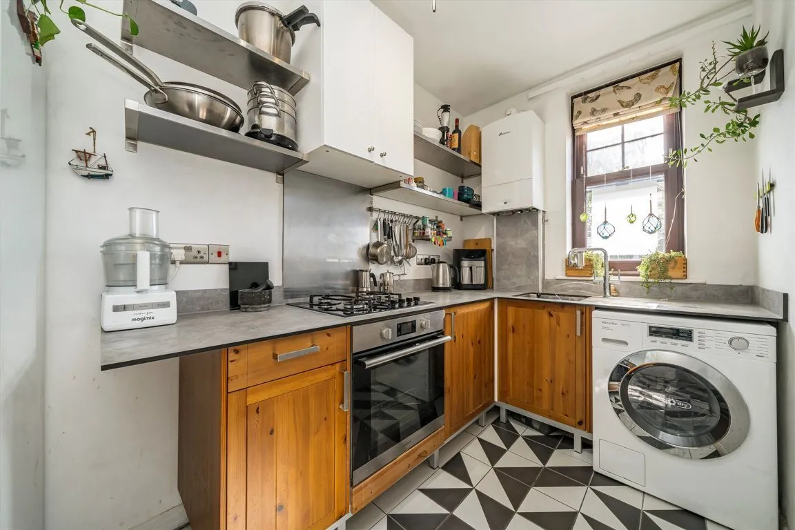 York Road, W3, photo 2