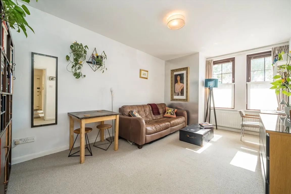 York Road, W3, photo 3