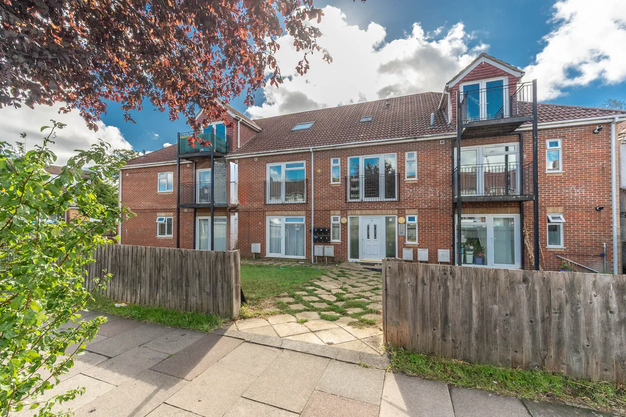 2 bed flat to rent — Flat 12, 2 Walton Avenue, Harrow