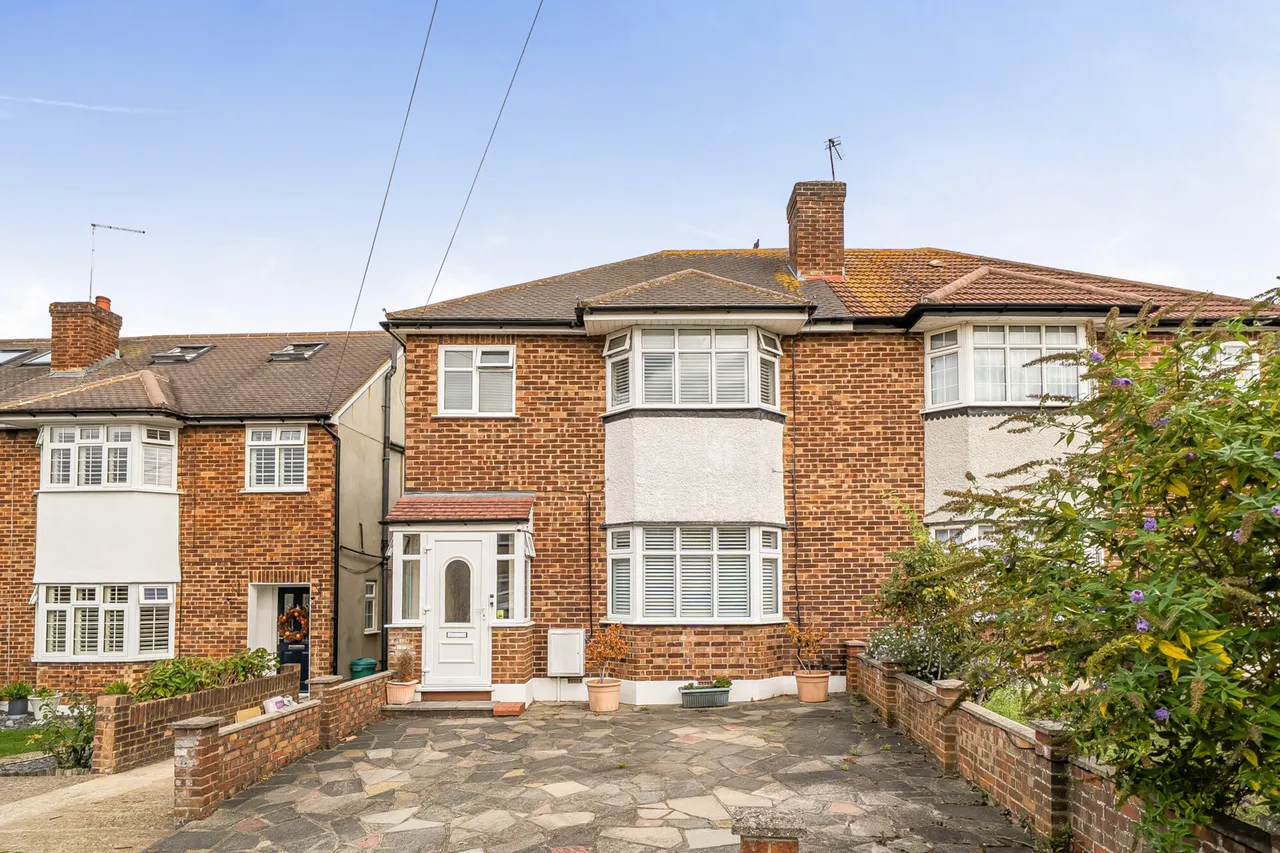 3 bed house for sale, Queens Walk, Ruislip, HA4