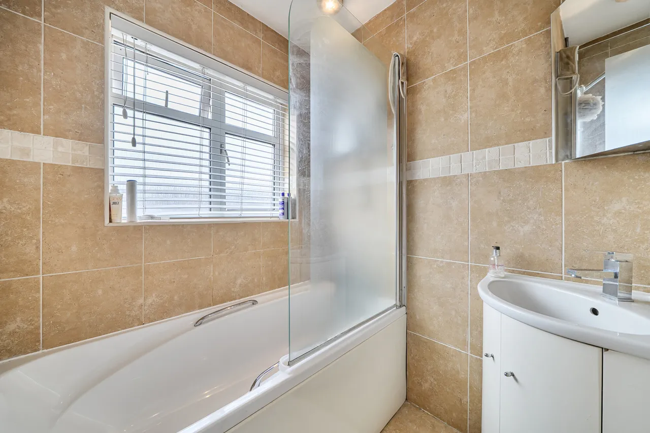 Queens Walk, Ruislip, HA4, photo 9