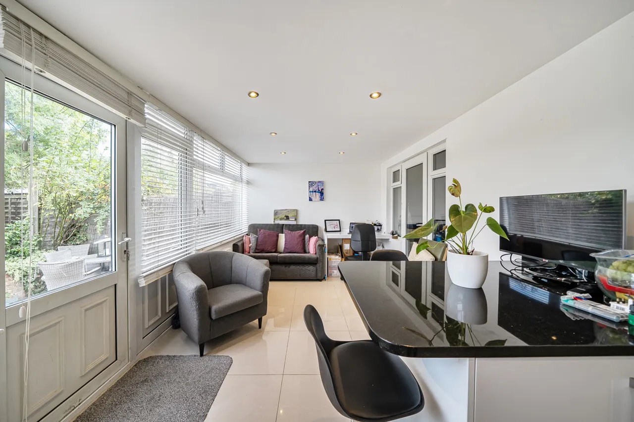 Queens Walk, Ruislip, HA4, photo 14