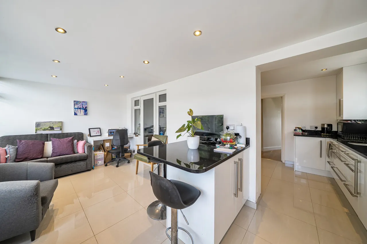 Queens Walk, Ruislip, HA4, photo 2