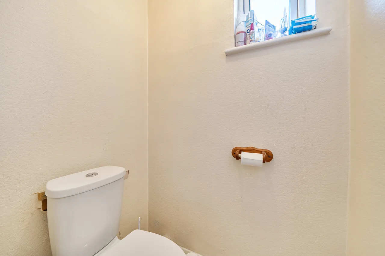 Queens Walk, Ruislip, HA4, photo 18