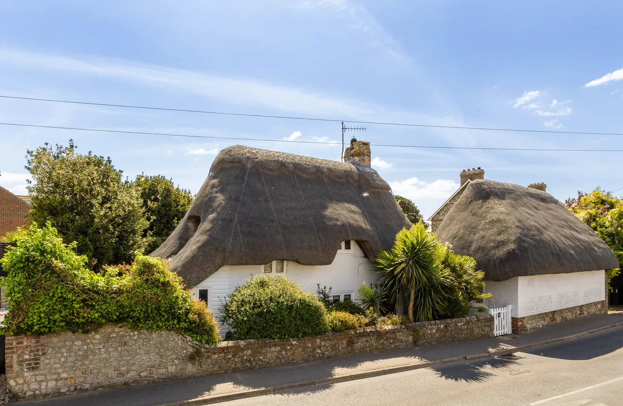 3 bed house for sale — 21 High Street, Chichester, PO20