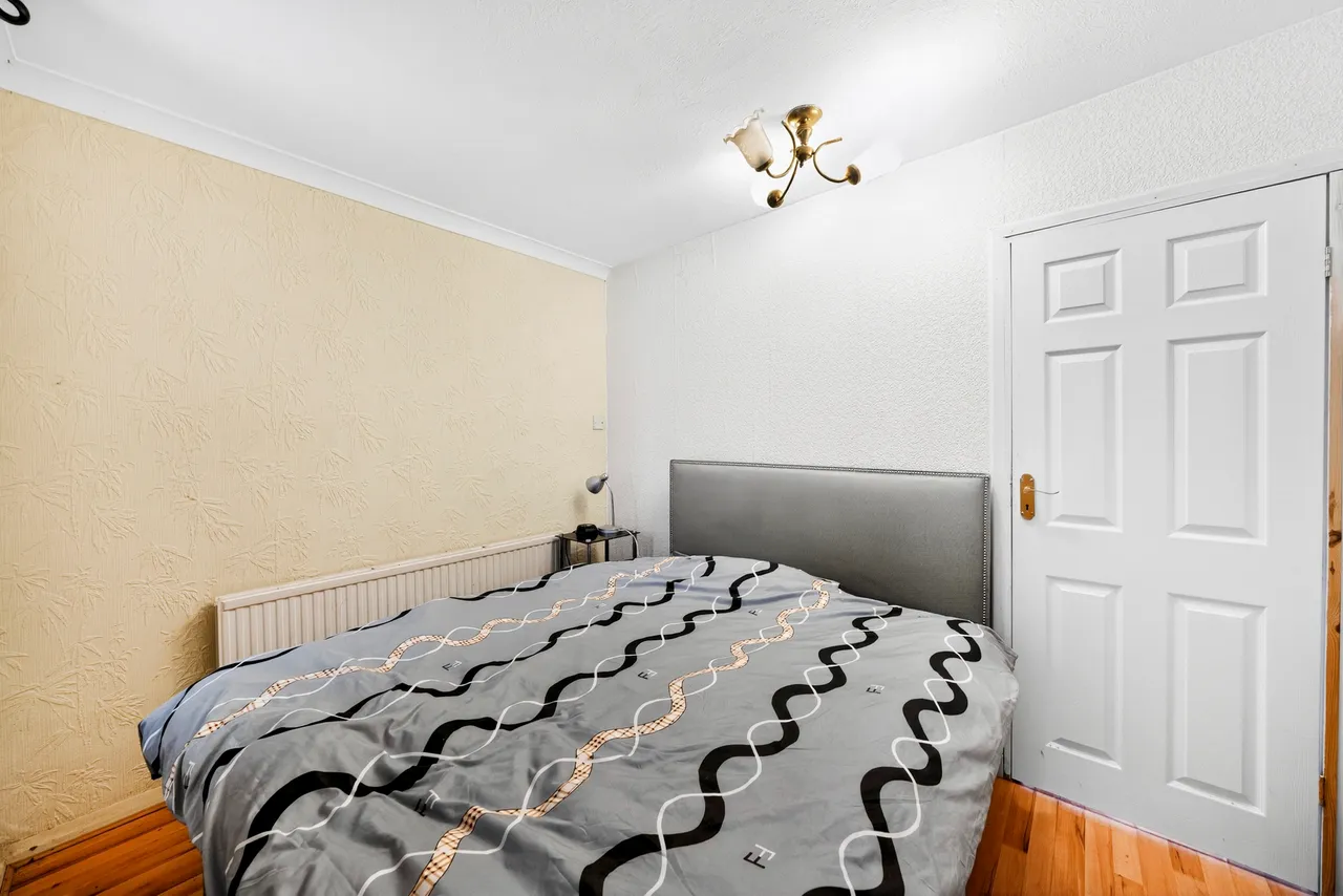 Roundaway Road, Clayhall, IG5, photo 13