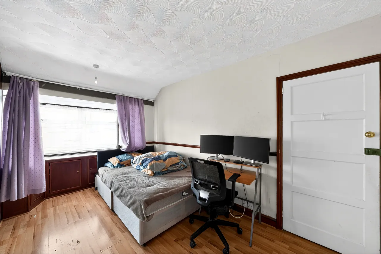 Roundaway Road, Clayhall, IG5, photo 11