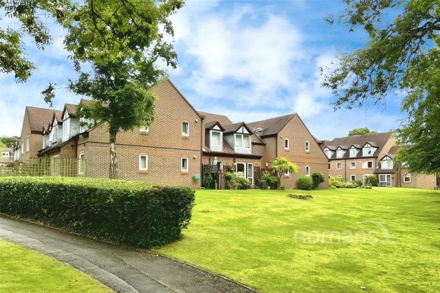 1 bed flat for sale, High Street, Sandhurst, GU47
