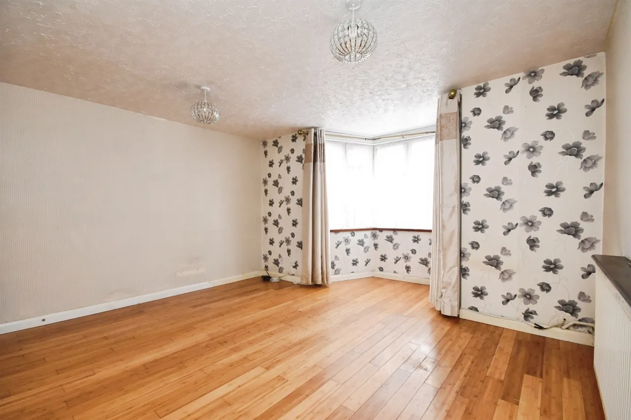 2 bed flat for sale, Albany Road, Pilgrims Hatch, CM15