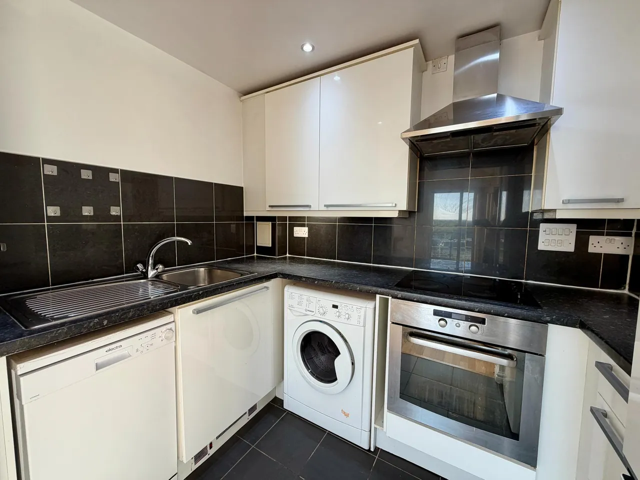 High Street, Feltham, TW13, photo 3