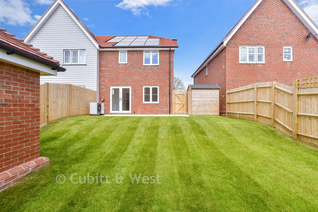 Buttercup Way, Temple Gate, RH15, photo 13