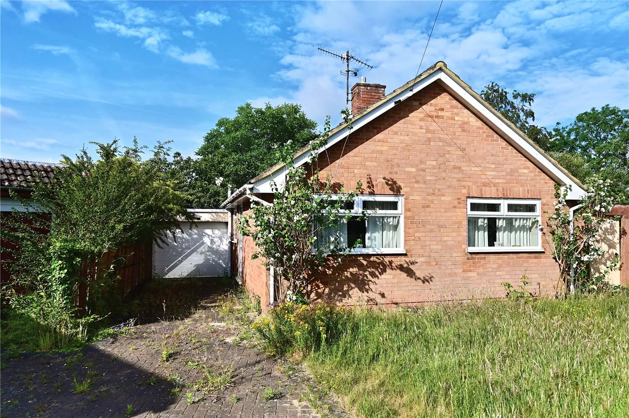 2 bed house for sale — Canterbury Road, Ash, Guildford, Surrey, GU12 6SP
