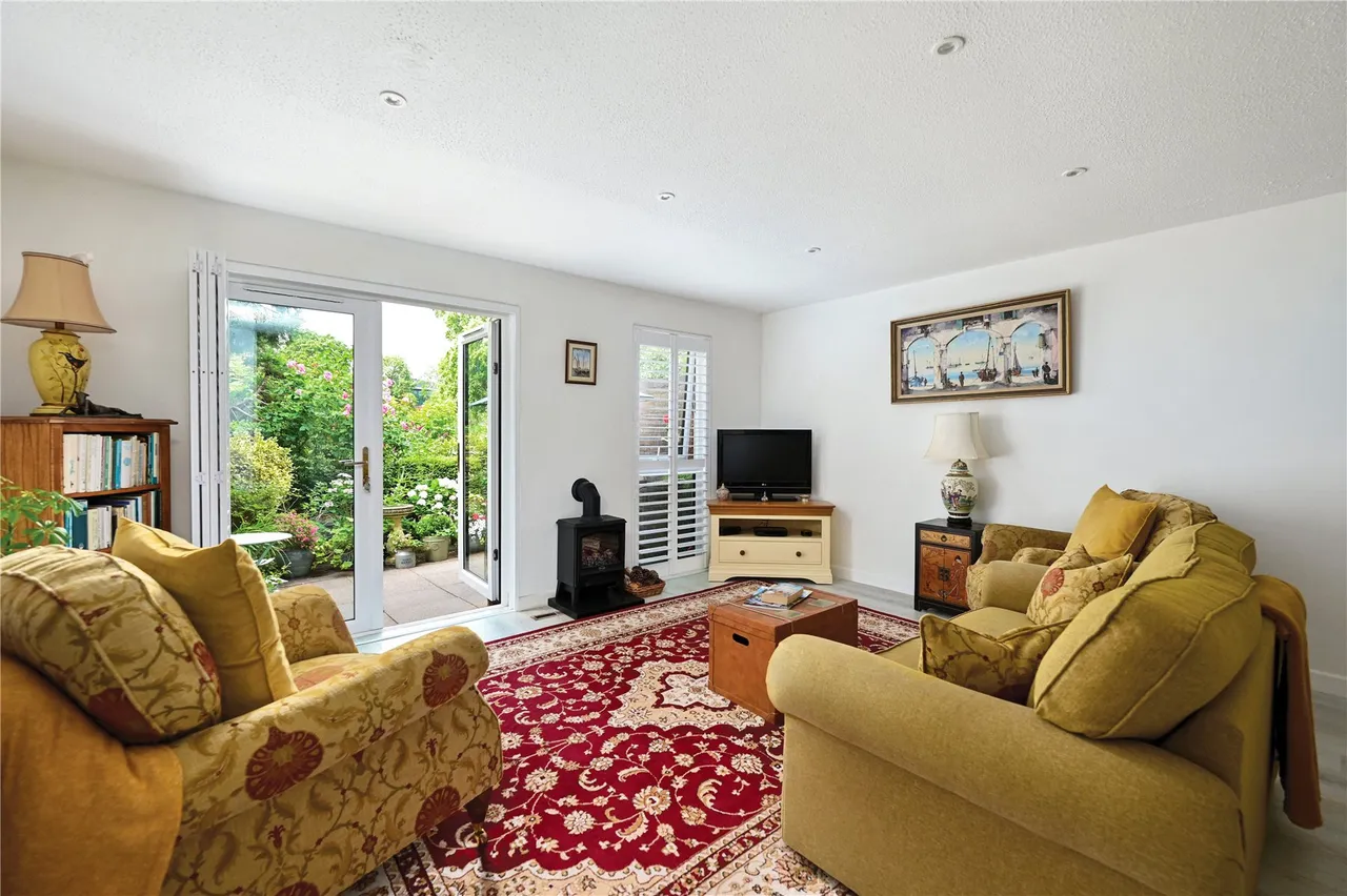 Island Close, Staines, TW18, photo 2