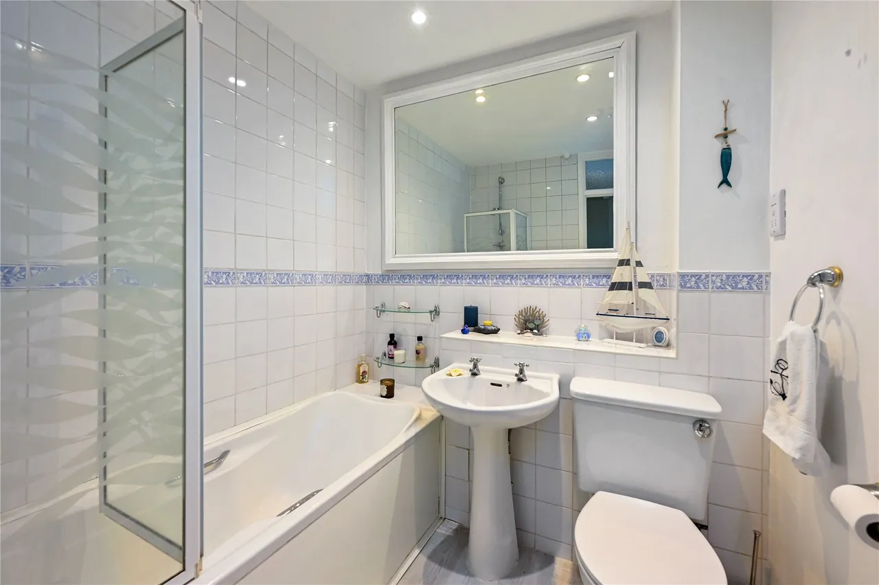 Island Close, Staines, TW18, photo 8