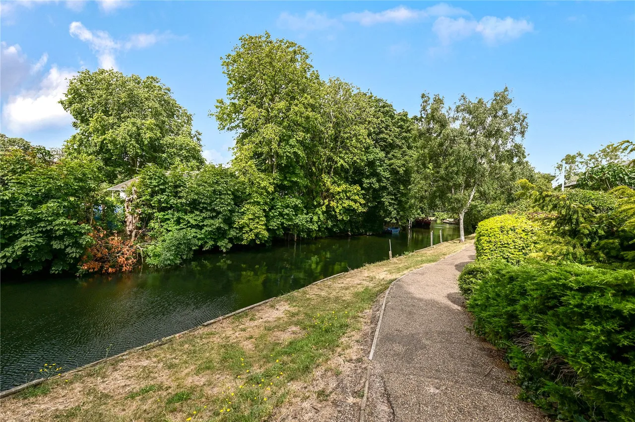Island Close, Staines, TW18, photo 3