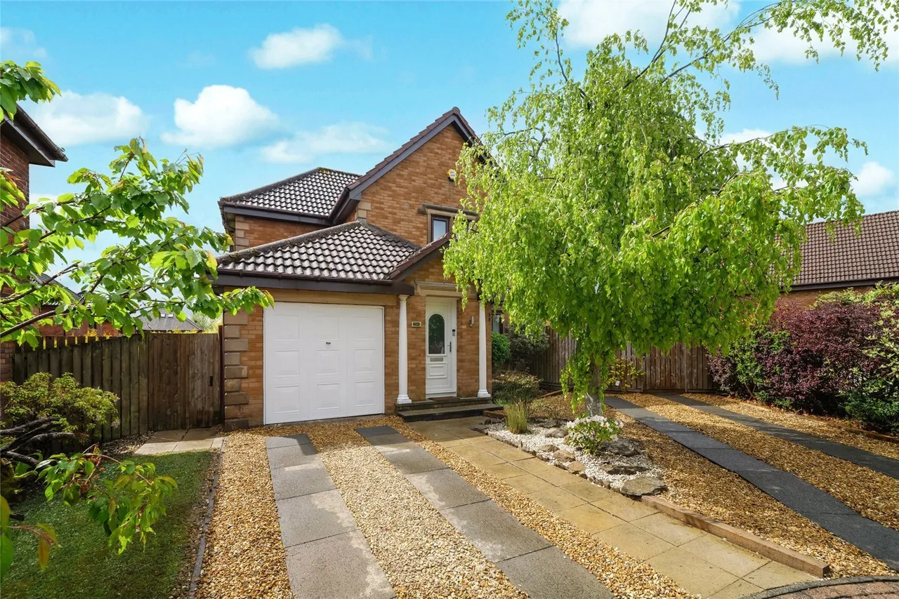 3 bed house for sale — Fairlie, Stewartfield, East Kilbride, South Lanarkshire, G74