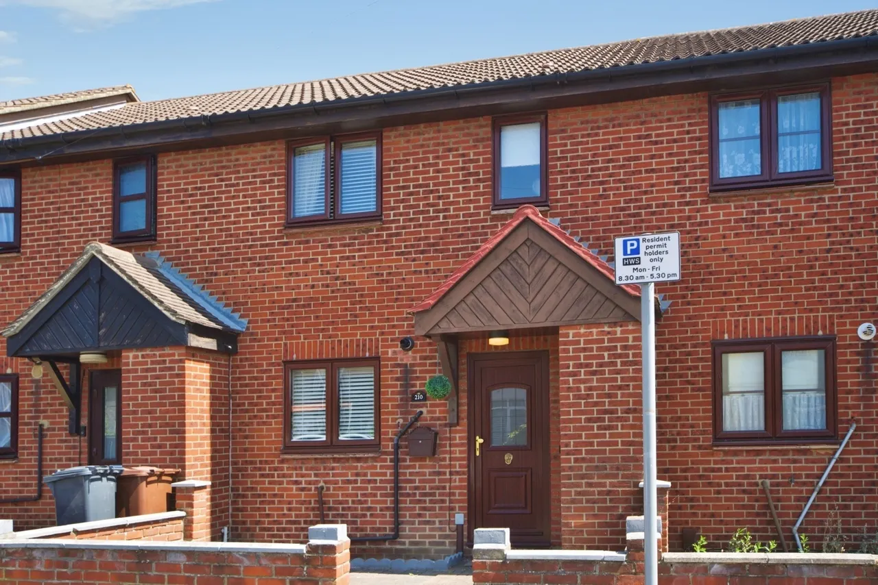 3 bed house for sale — Halbutt Street, Dagenham, Essex, RM9