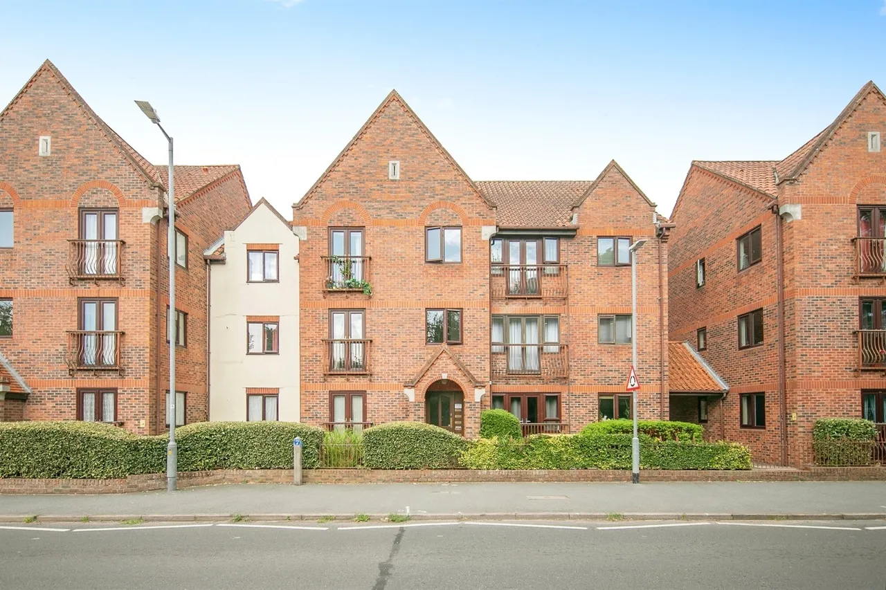 2 bed flat for sale — Tynedale Square, Highwoods, Colchester