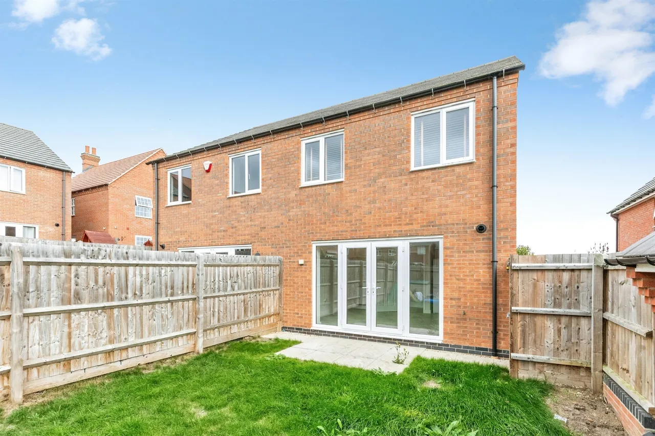 Sapphire Street, Irthlingborough, NN9, photo 12