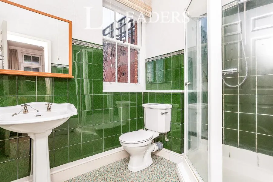 Oak Tree Way, Horsham, RH13, photo 9