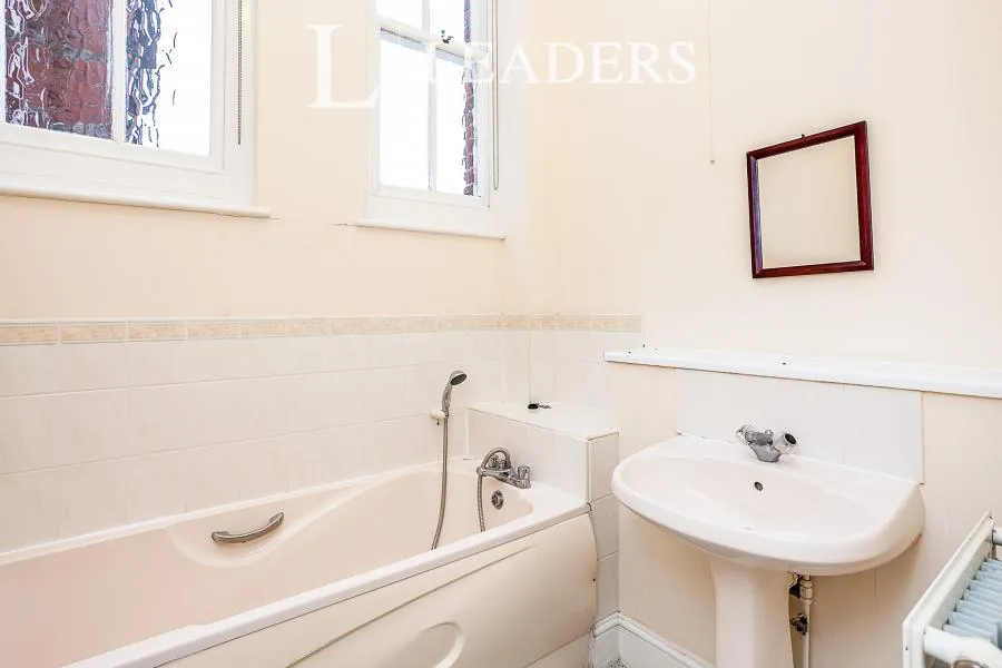 Oak Tree Way, Horsham, RH13, photo 5