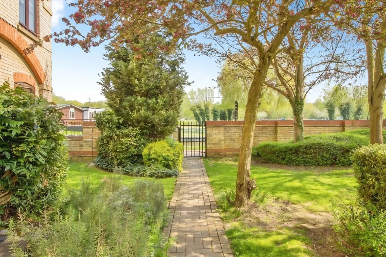 River Meads, St Margarets, SG12, photo 14