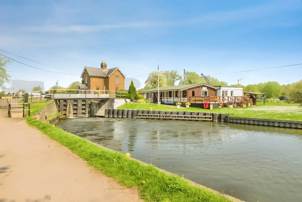 River Meads, St Margarets, SG12, photo 16