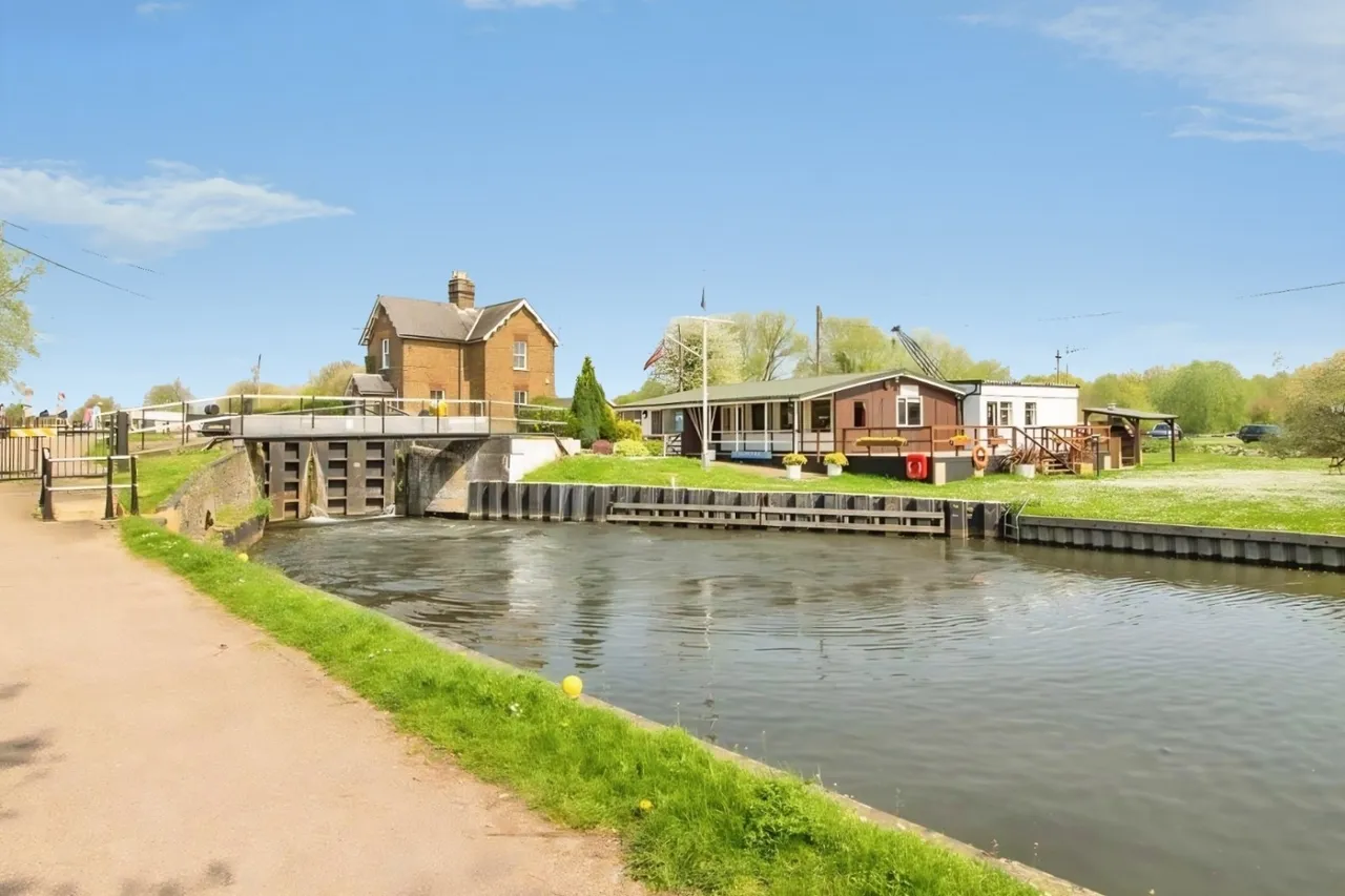 River Meads, St Margarets, SG12, photo 13