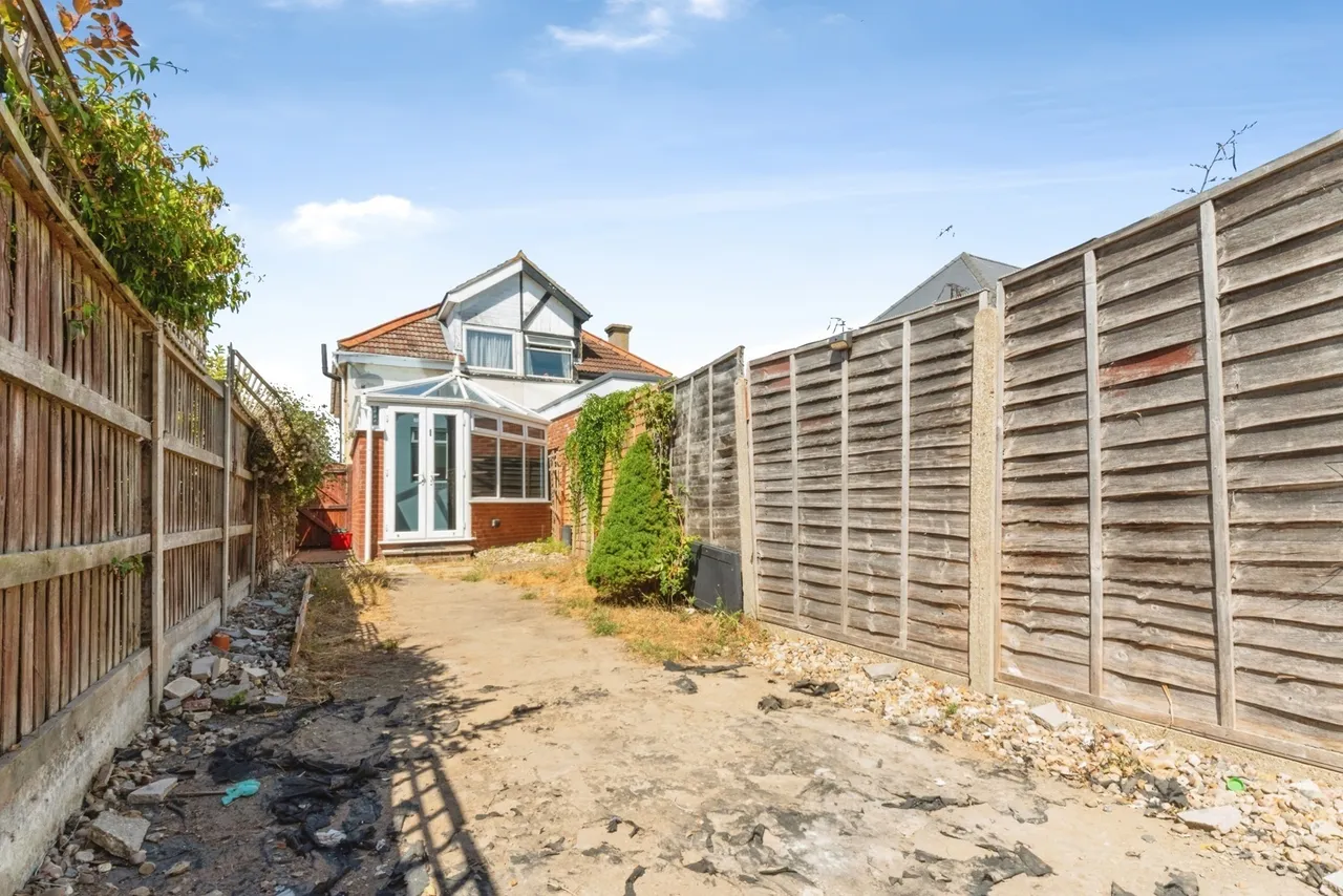 2 bed house for sale — Burrs Road, Clacton-on-Sea, Essex, CO15