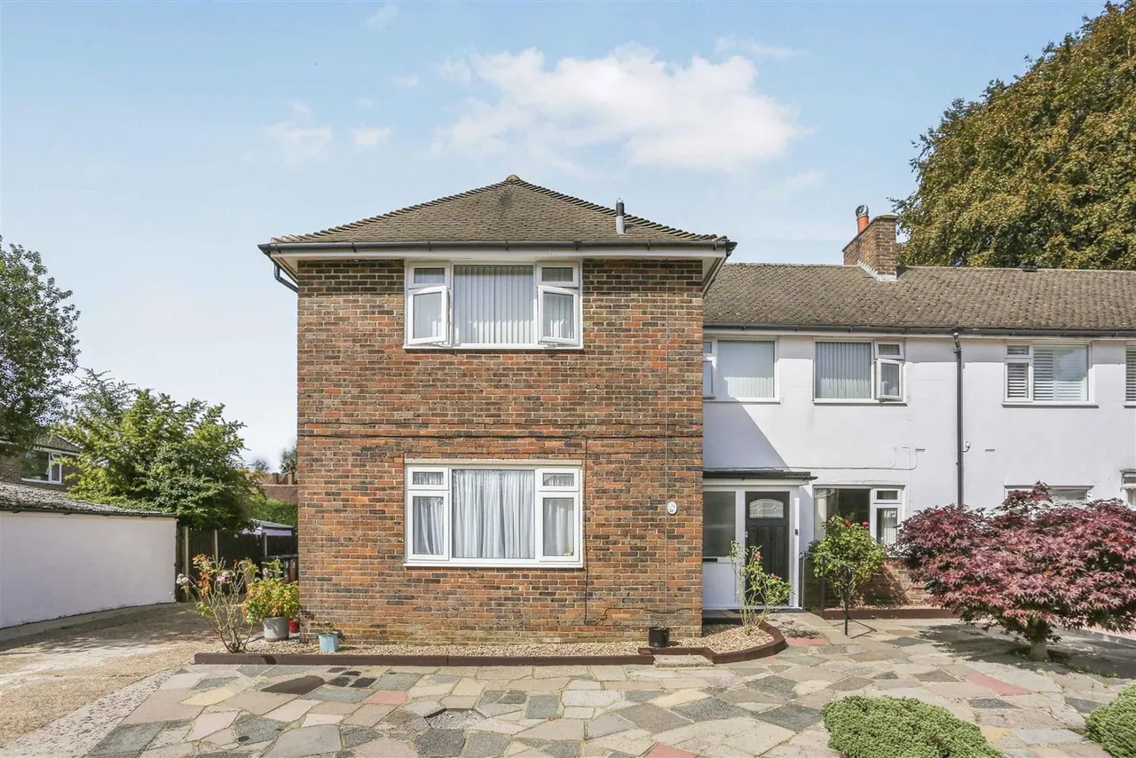 2 bed flat for sale — Courtlands Crescent, Banstead, SM7 2PL