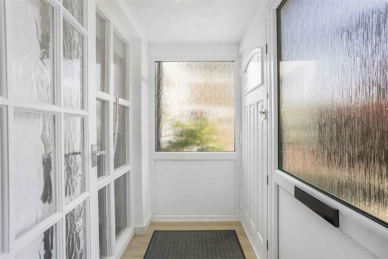 Courtlands Crescent, Banstead, SM7 2PL, photo 2