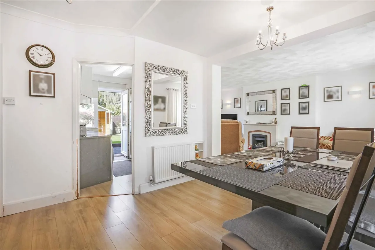 Courtlands Crescent, Banstead, SM7 2PL, photo 3