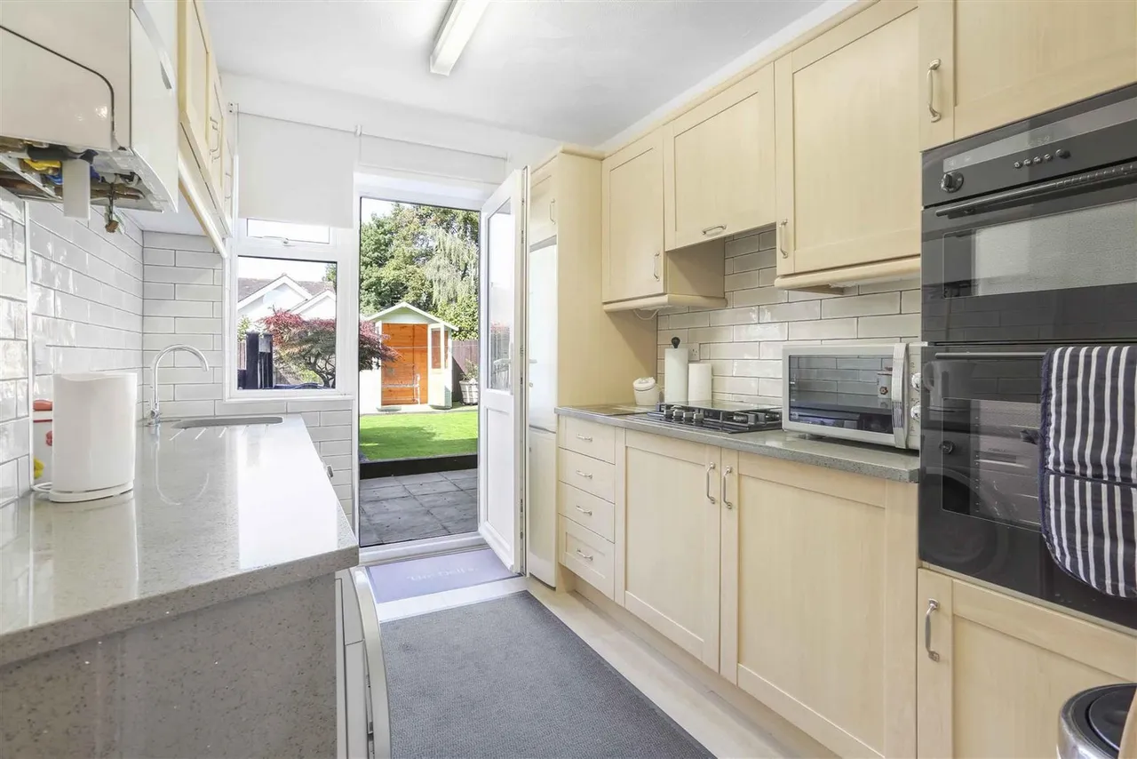 Courtlands Crescent, Banstead, SM7 2PL, photo 12