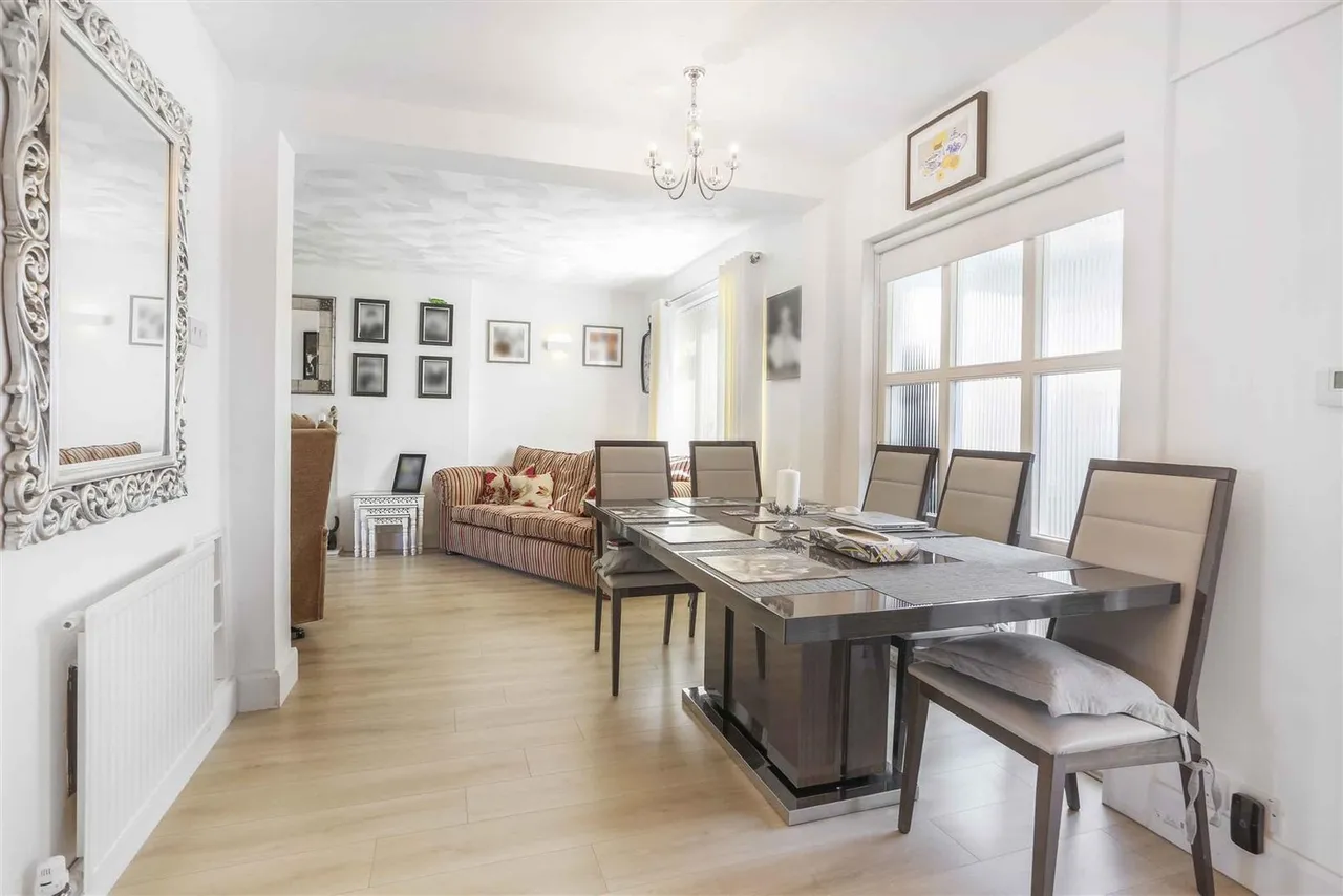 Courtlands Crescent, Banstead, SM7 2PL, photo 8