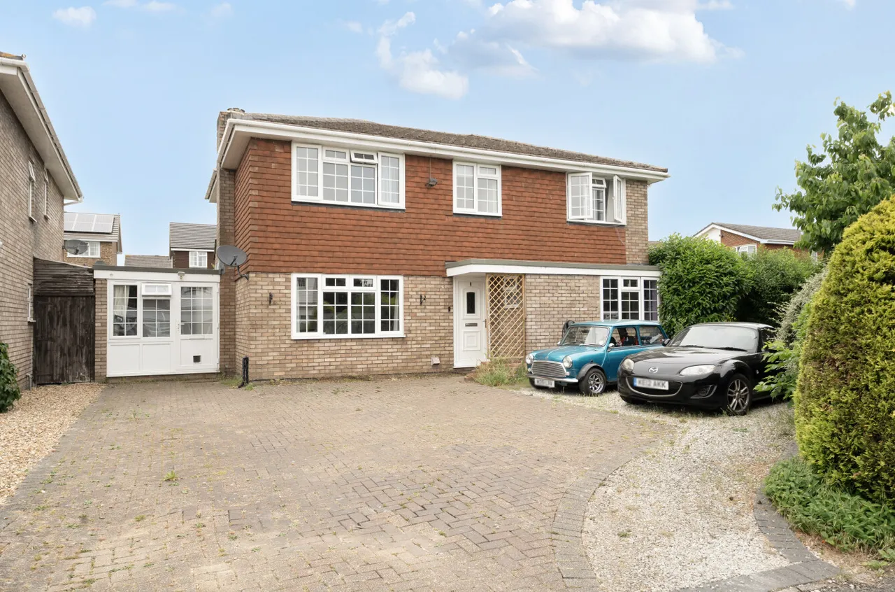 5 bed house for sale — Wey Close, Ash, Surrey, GU12 6LY