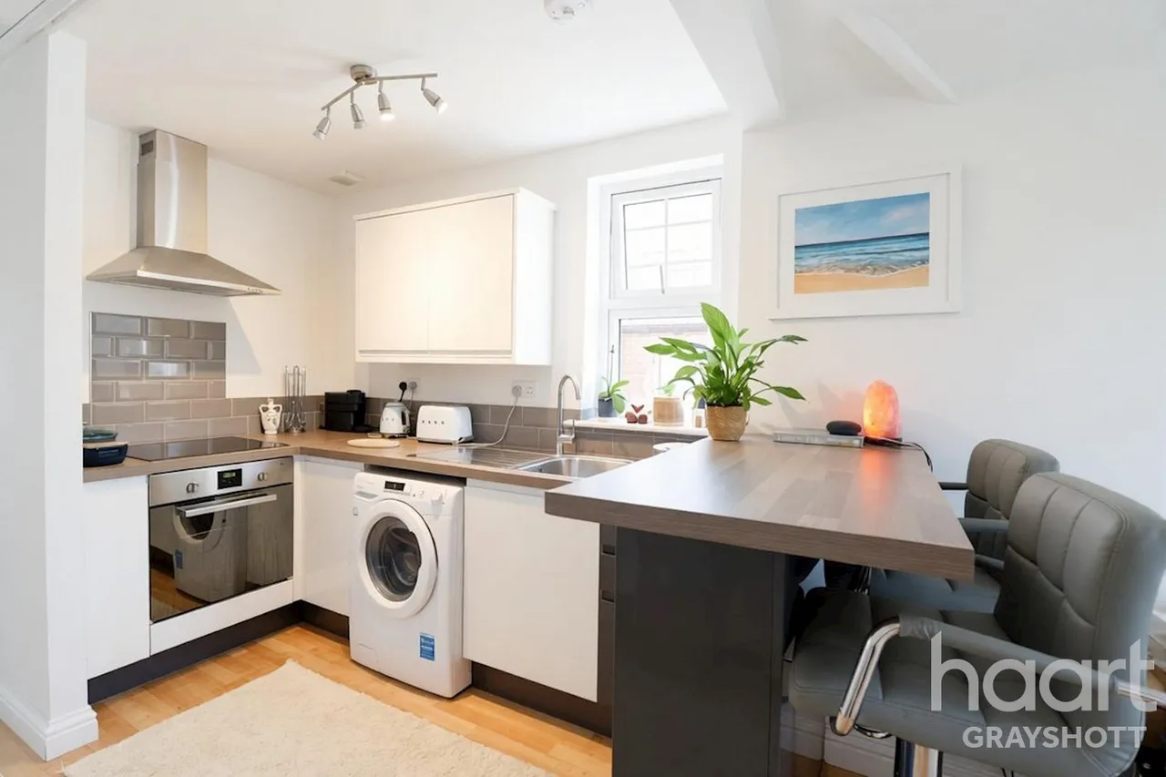 Beacon Hill Road, Hindhead, GU26, photo 5