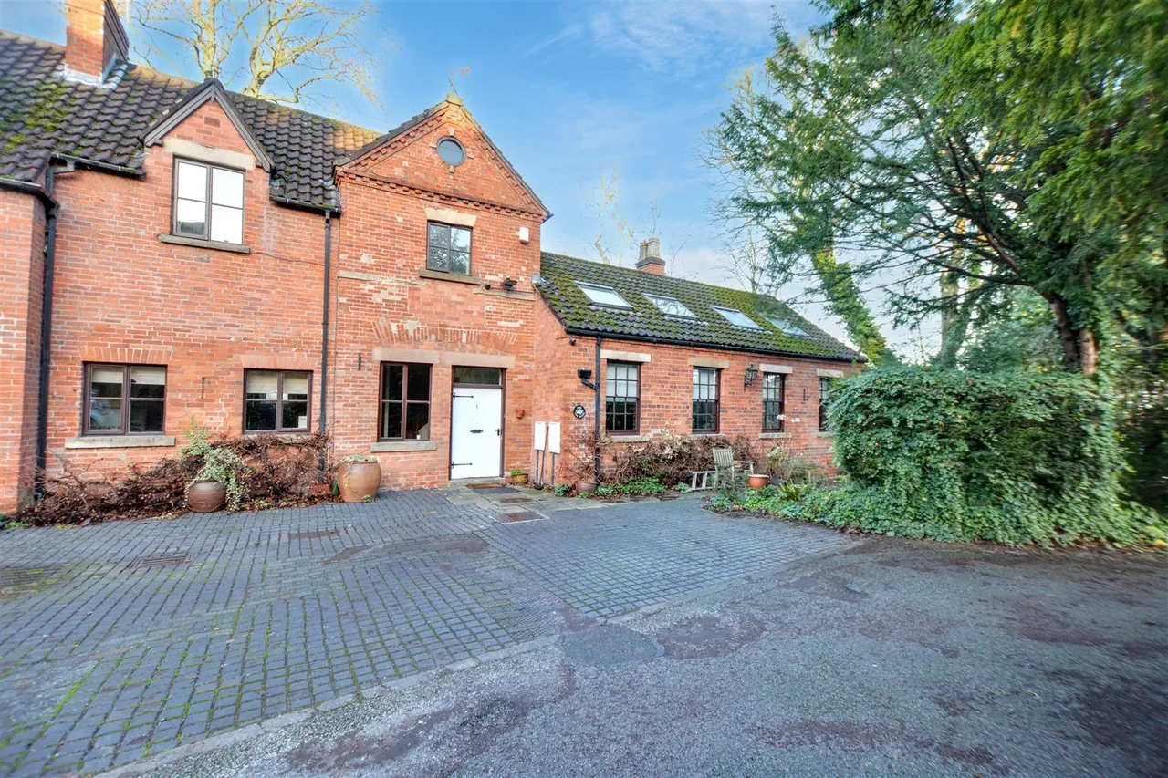 3 bed house for sale, The Mews, Stanton Hall, DE7