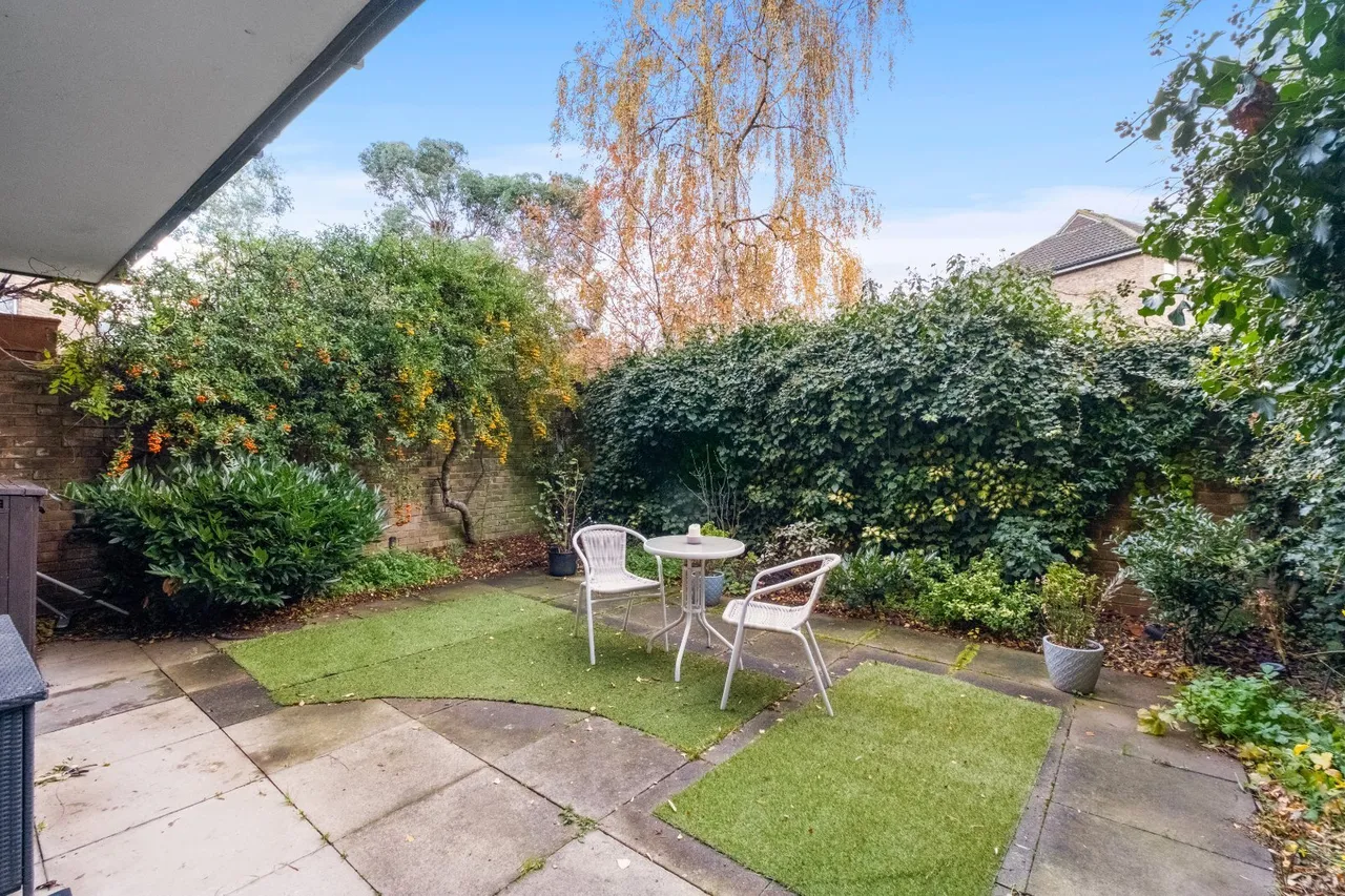 2 bed flat for sale, Paveley Drive, London, SW11