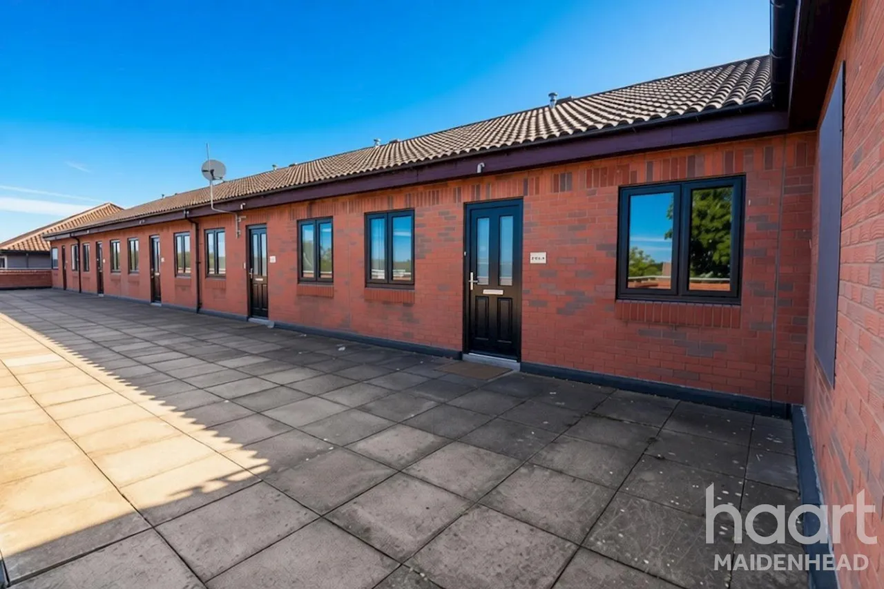 2 bed flat to rent, Shifford Crescent, SL6