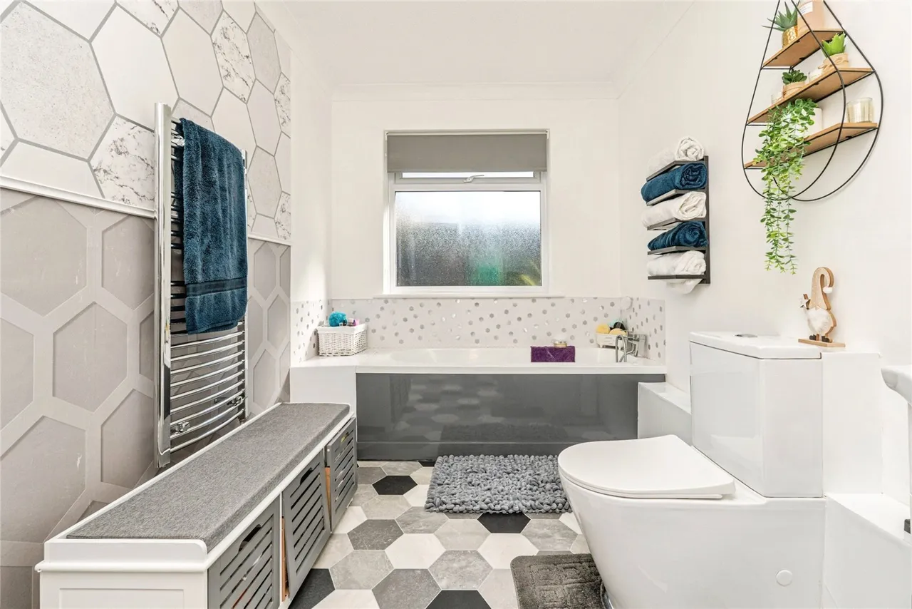 Downsview Drive, Midhurst, GU29, photo 16
