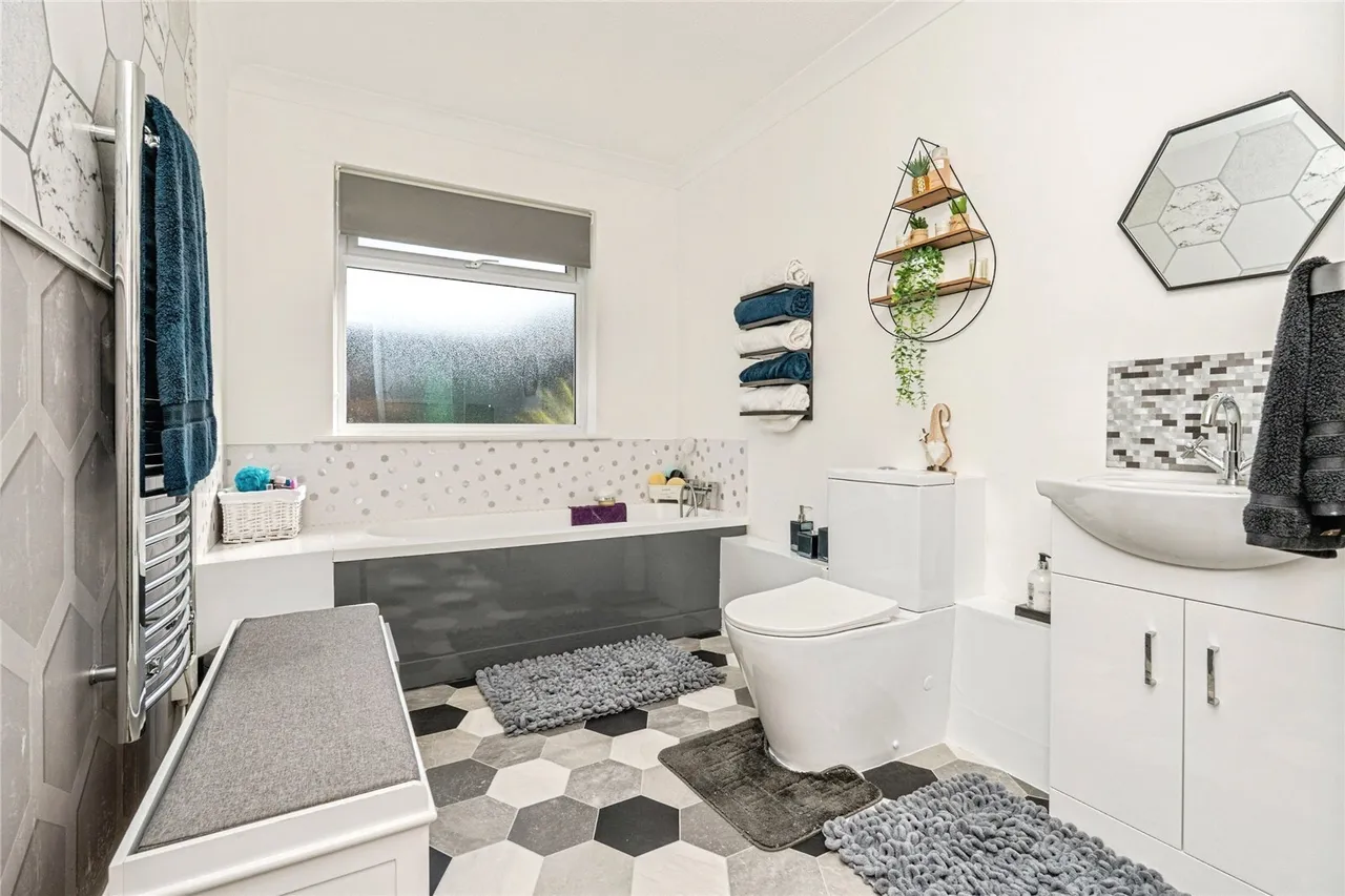 Downsview Drive, Midhurst, GU29, photo 10