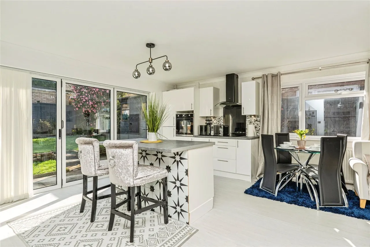 Downsview Drive, Midhurst, GU29, photo 2