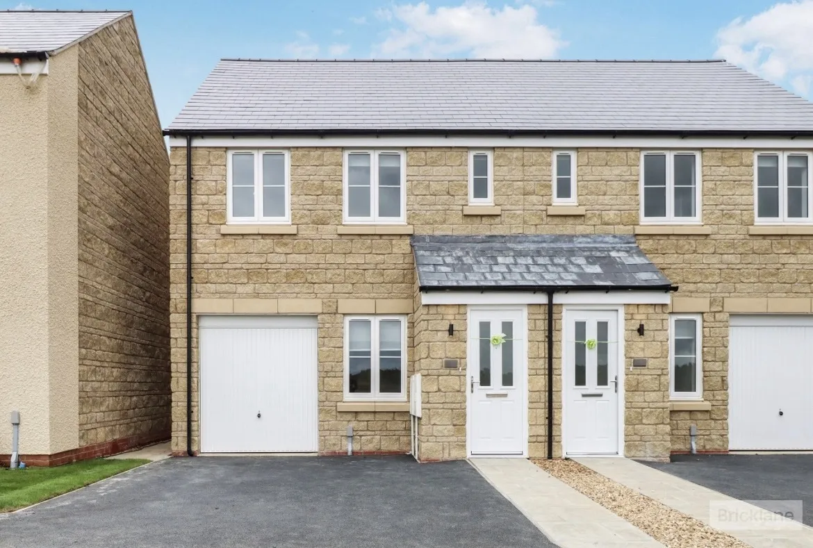 3 bed house to rent — Dolan Drive, Weldon, Corby