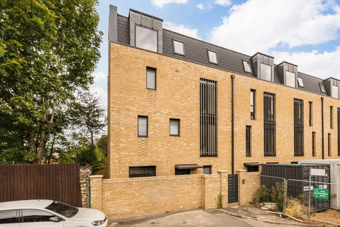 5 bed property to rent, Bryanston Close, UB2