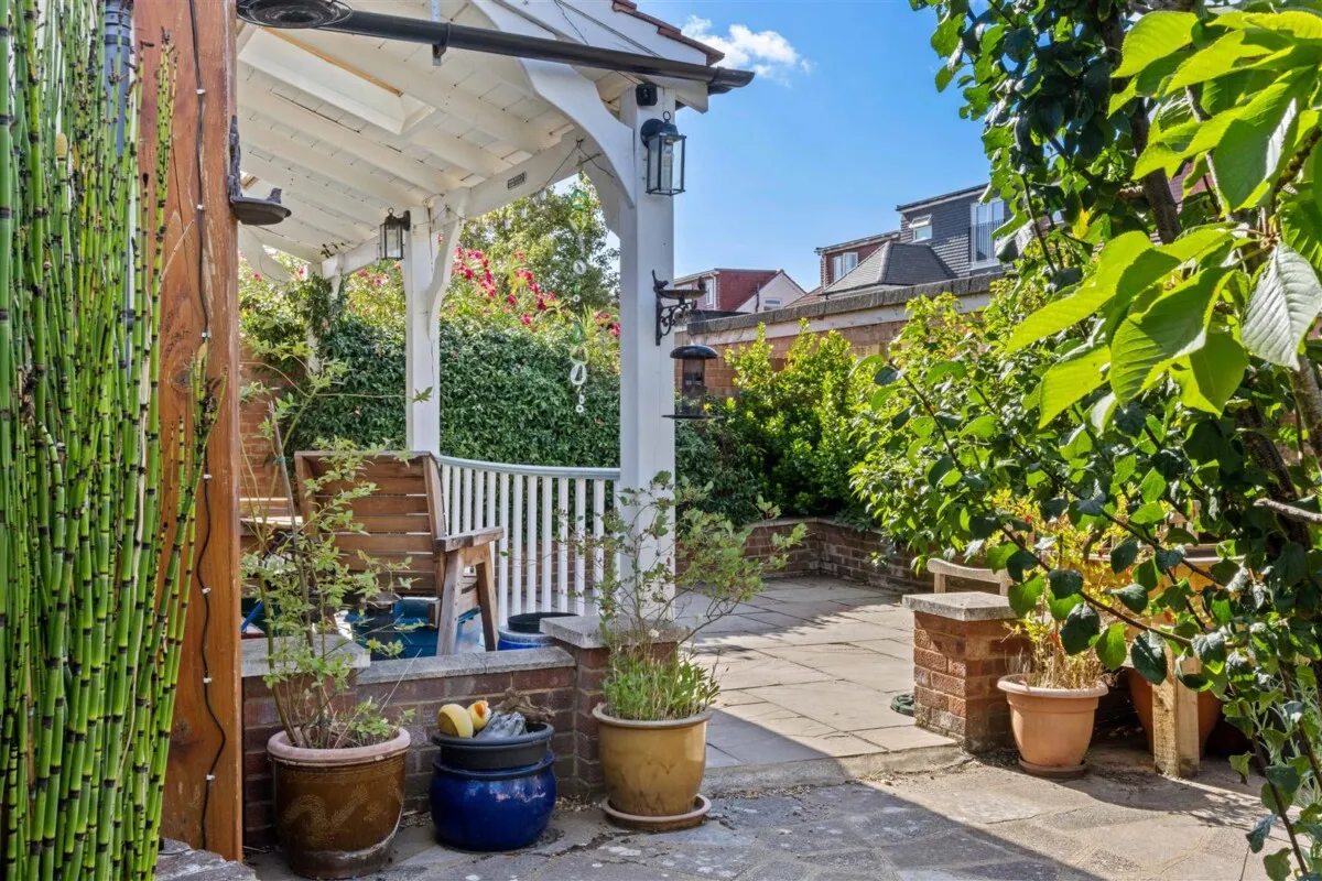 Catherine Gardens, Hounslow, TW3, photo 4