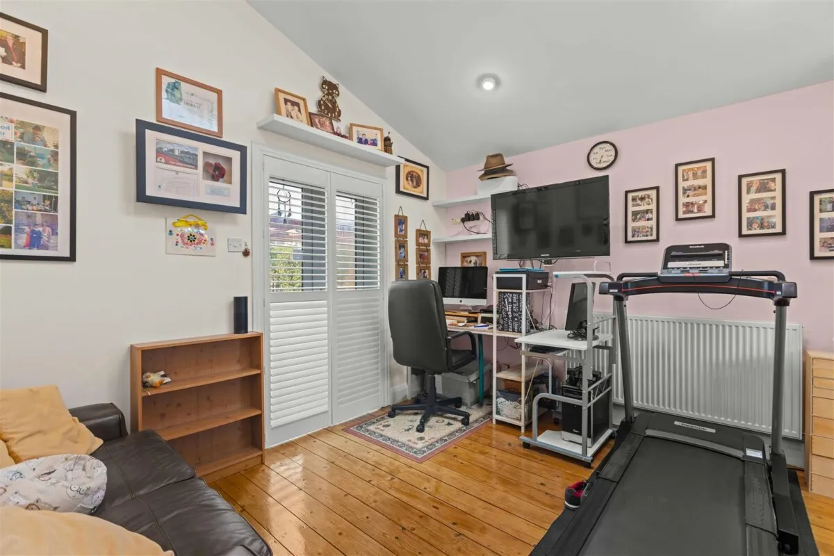 Catherine Gardens, Hounslow, TW3, photo 11